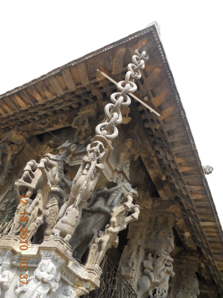 A carved stone chain at Varadaraja Perumal Temple