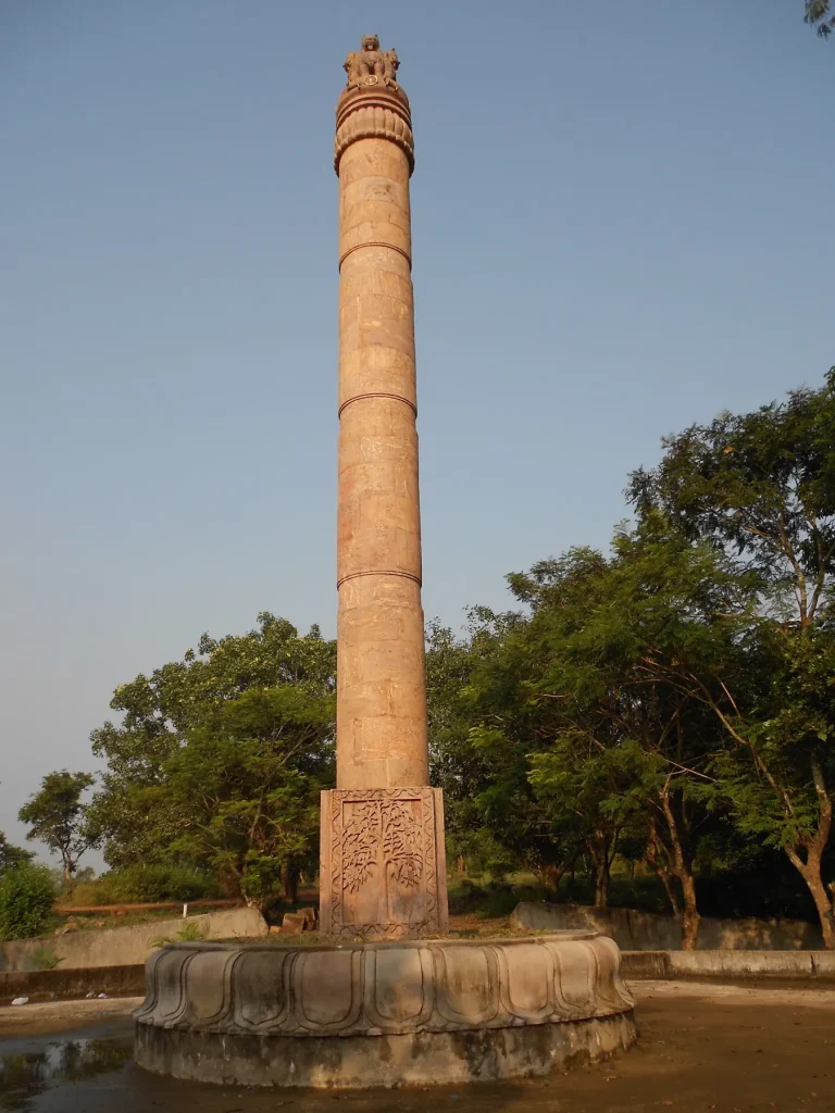 Replica of an Ashokan Pillar on the way to Dhauli hill top (image courtesy – wikipedia)